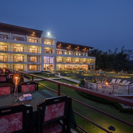 Park Safari Resort Sauraha Exterior foto