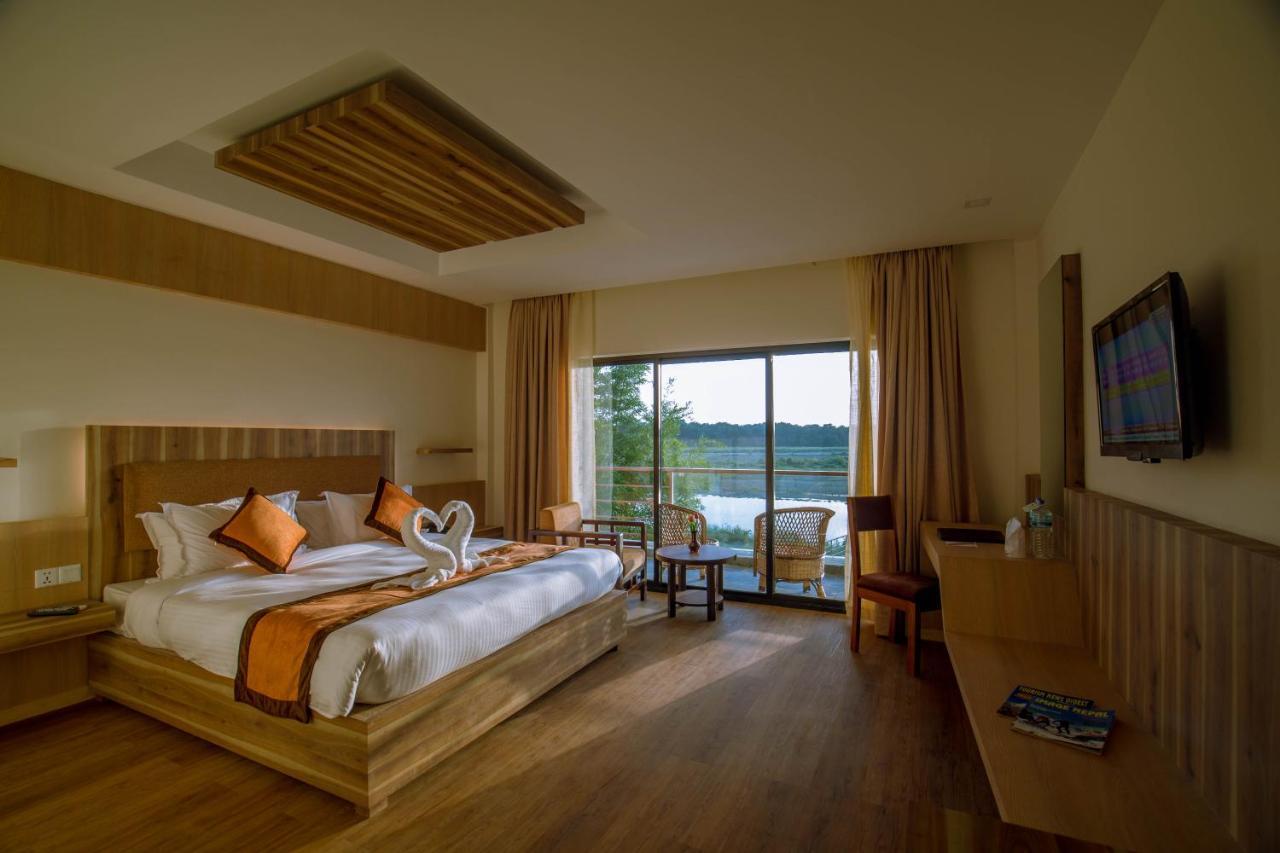 Park Safari Resort Sauraha Exterior foto