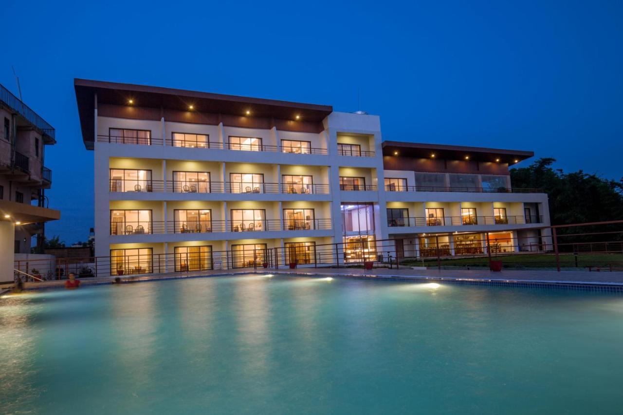 Park Safari Resort Sauraha Exterior foto