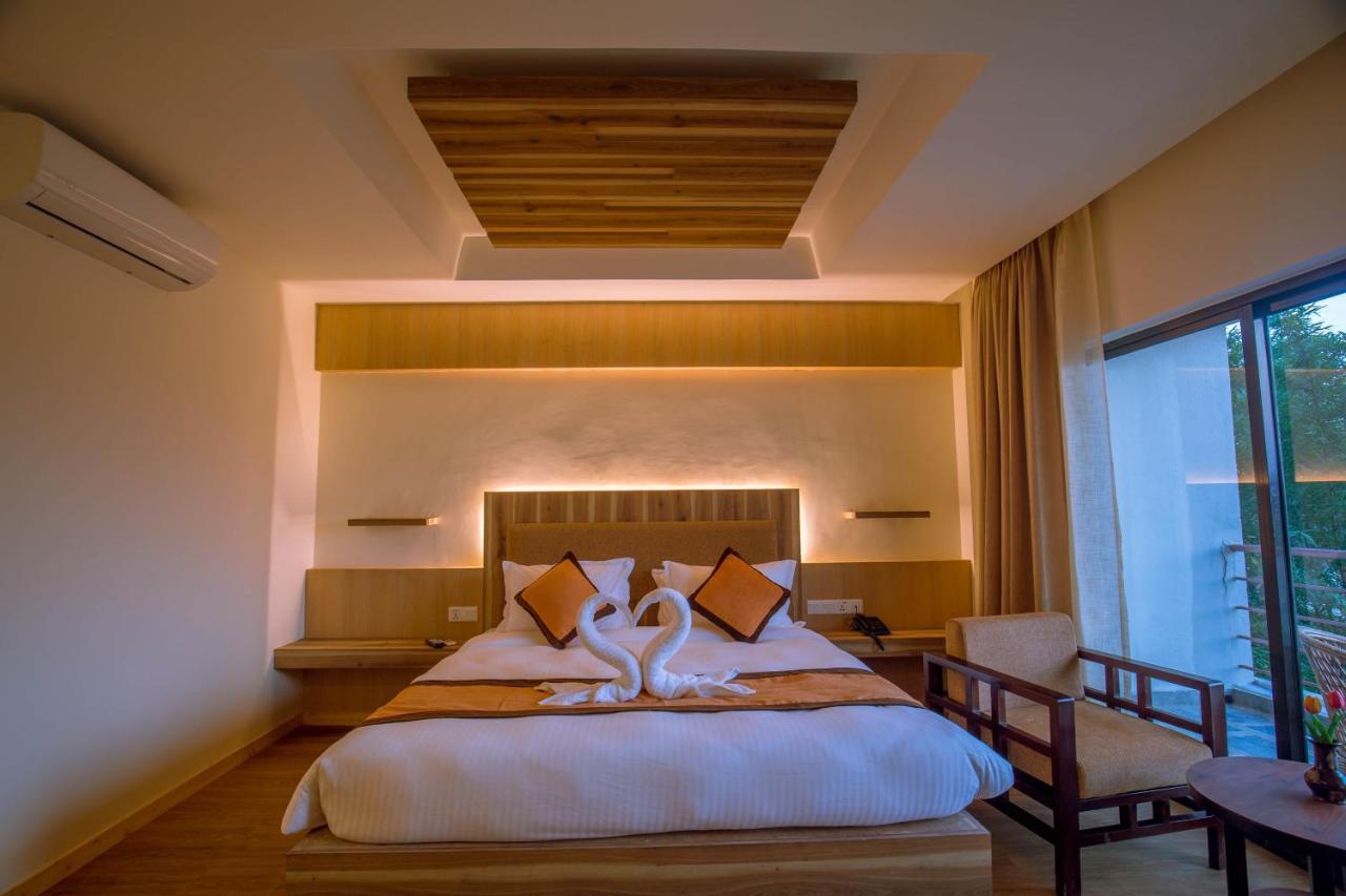 Park Safari Resort Sauraha Exterior foto