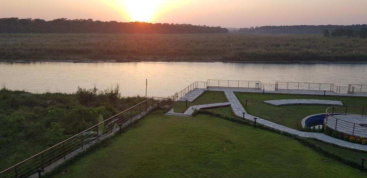 Park Safari Resort Sauraha Exterior foto