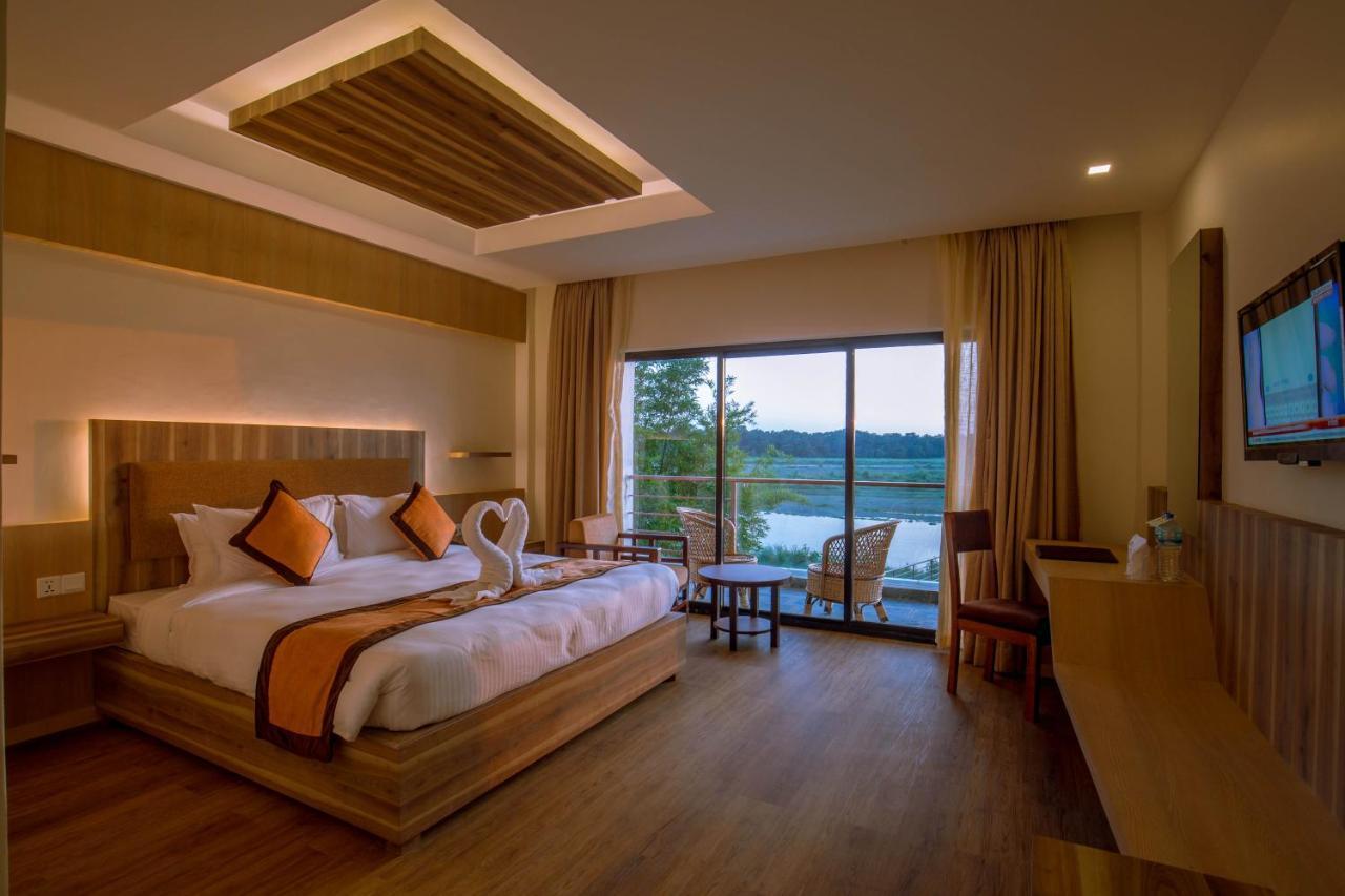Park Safari Resort Sauraha Exterior foto
