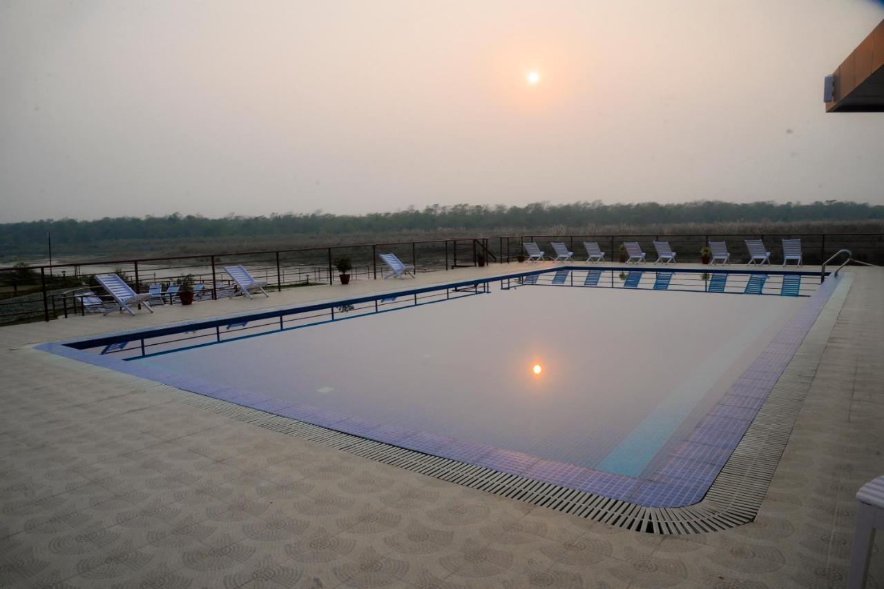 Park Safari Resort Sauraha Exterior foto