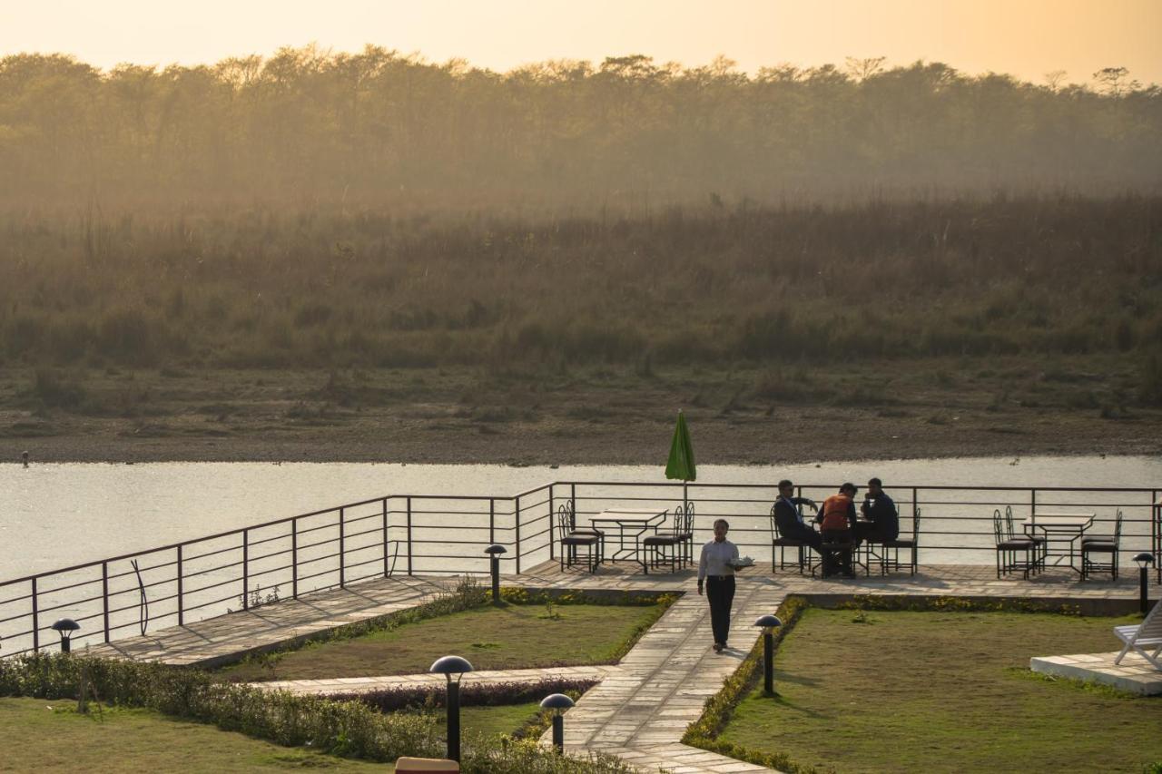 Park Safari Resort Sauraha Exterior foto