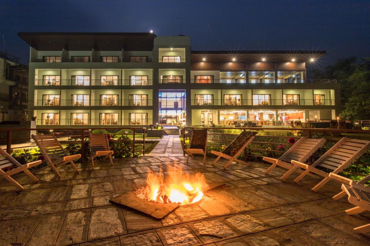 Park Safari Resort Sauraha Exterior foto