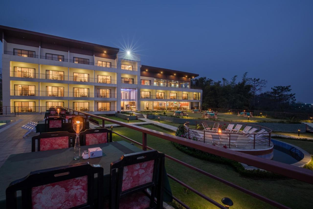 Park Safari Resort Sauraha Exterior foto