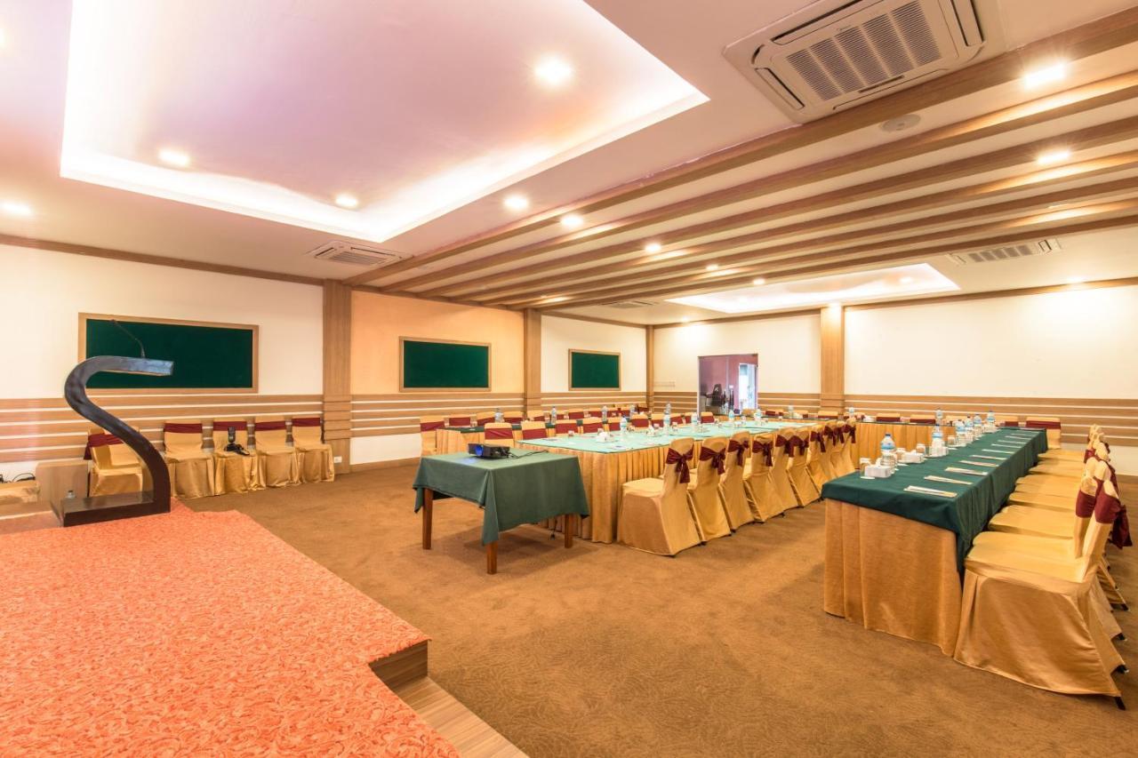 Park Safari Resort Sauraha Exterior foto